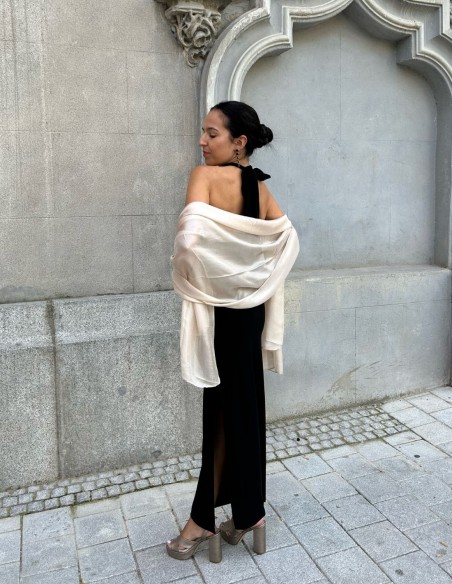 Vestido midi de fiesta ajustado en color negro. Vestido midi de fiesta ajustado en color negro.