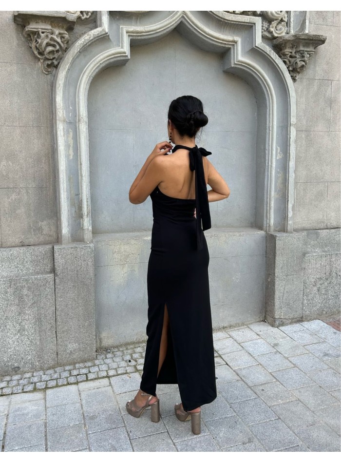 Vestido midi de fiesta negro con lazada al cuello.