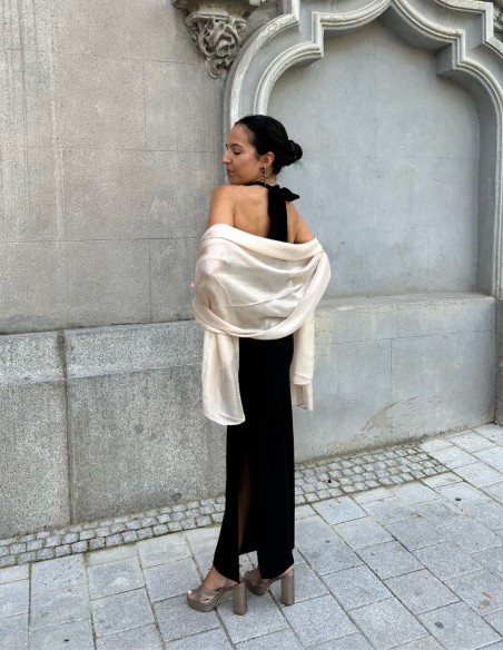 Chal satinado multiposición en color crudo. Chal satinado multiposición en color crudo.