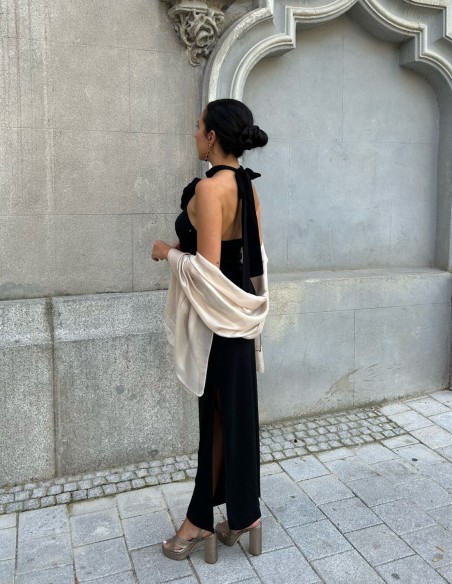 Chal satinado en color champan con textura satinada. Chal satinado en color champan con textura satinada.