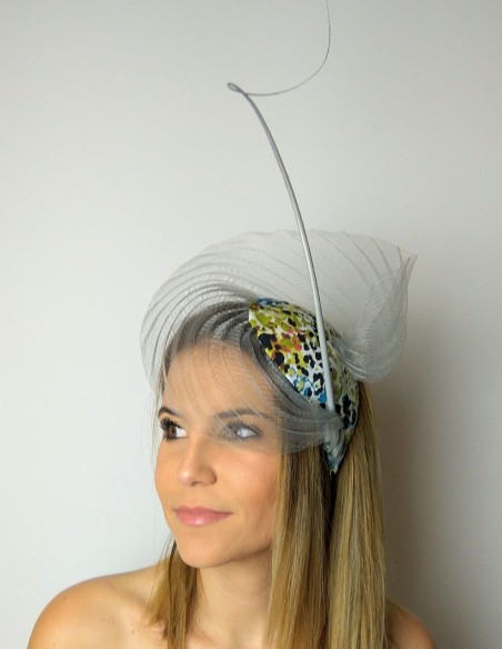 Tocado de invitada con base plisada gris confeccionado con tejido de animal print. Tocado de invitada con base plisada gris confeccionado con tejido de animal print.