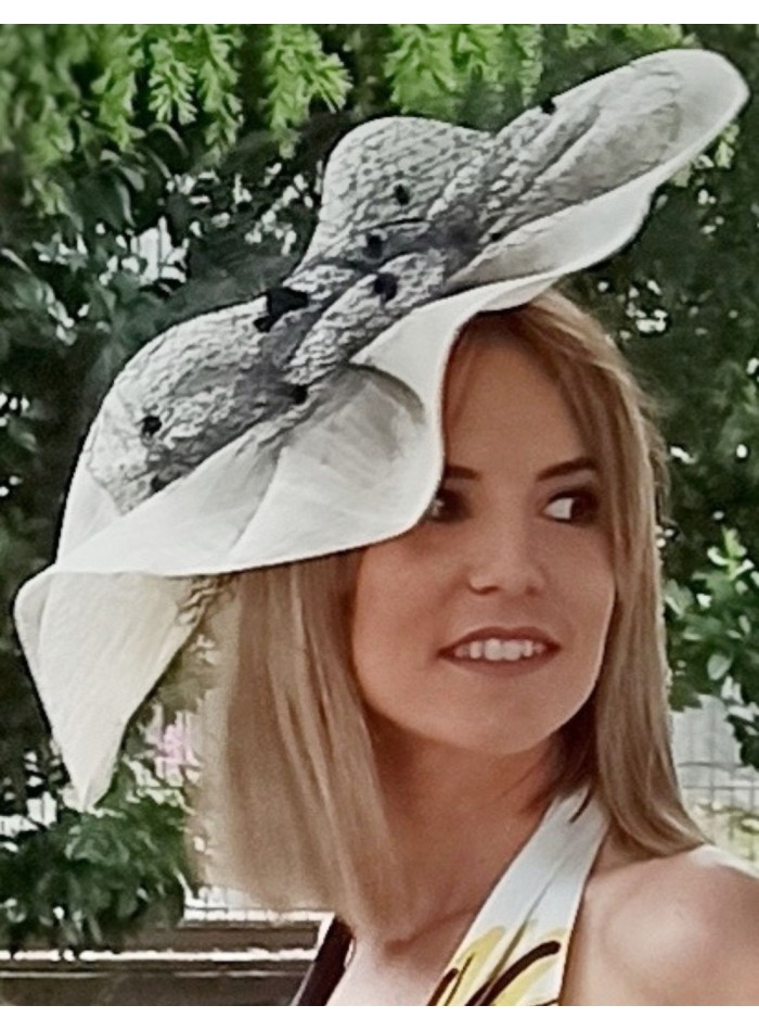 Pamela de rafia para invitada con plumas en color negro.