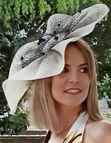 Pamela de rafia para invitada con plumas en color negro.