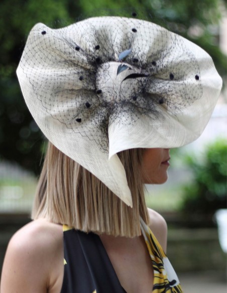 Pamela blanca y negra en forma de plato con velo de rejilla.