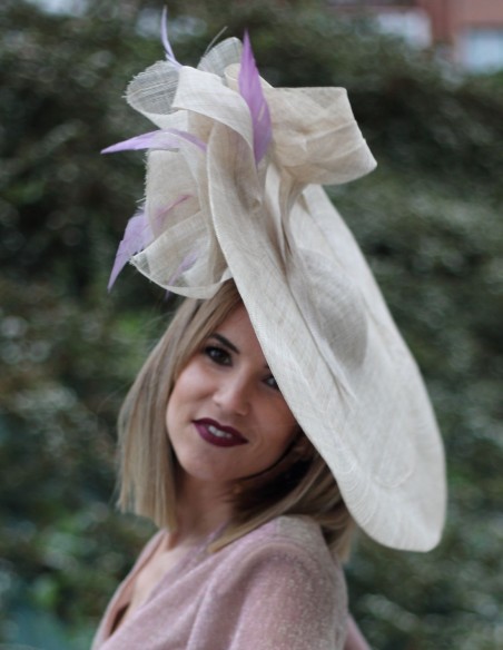 Raffia pamela with purple feathers. Raffia pamela with purple feathers.
