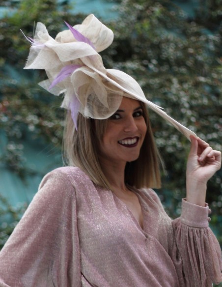 Raffia pamela for guests with feathers. Raffia pamela for guests with feathers.