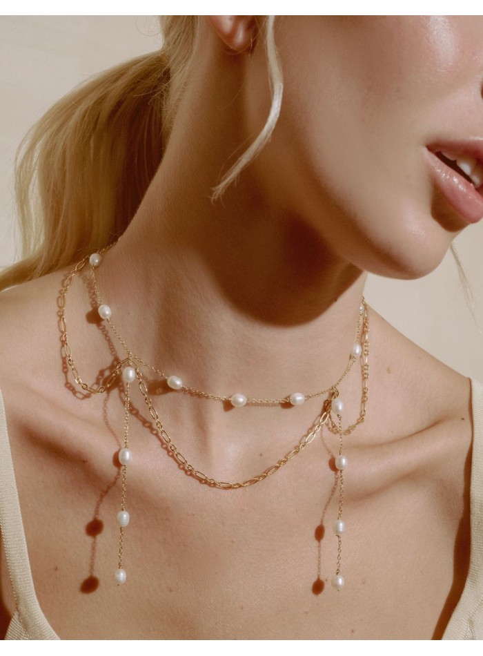 Collar de perlas blancas con cadenas
