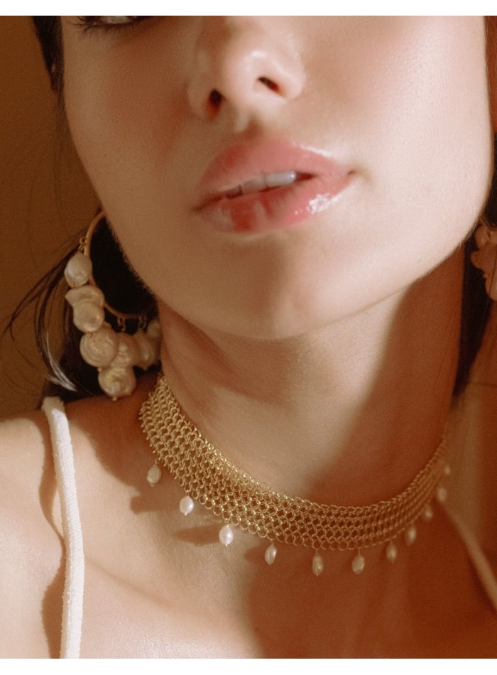 Choker with gold-plated base and white pearls