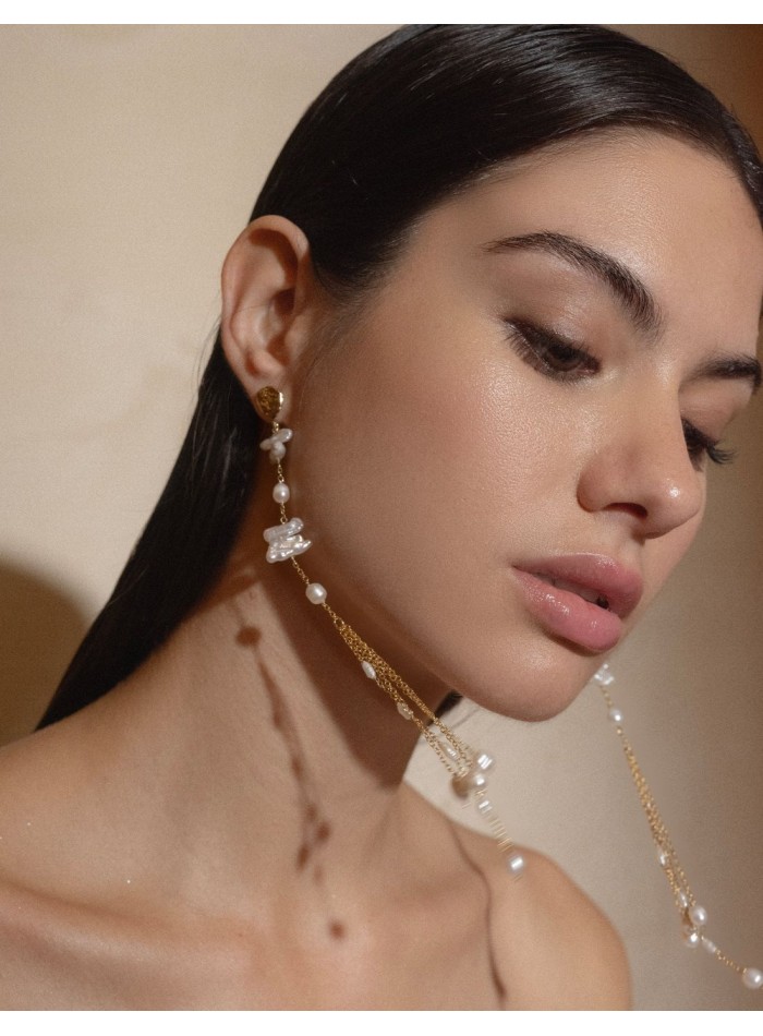 Long gold-plated party earrings with pearls