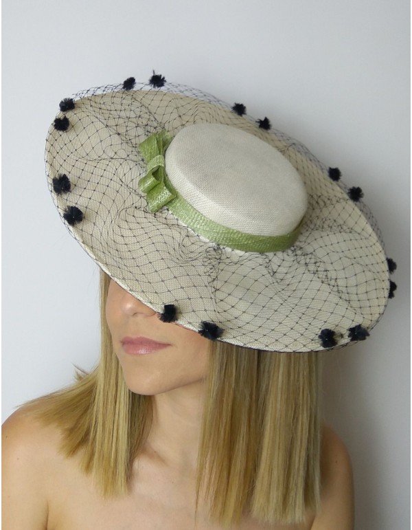 Pamela beige estilo canotier con velo y plumeti.
