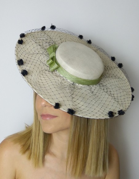 Pamela beige estilo canotier con velo y plumeti. Pamela beige estilo canotier con velo y plumeti.