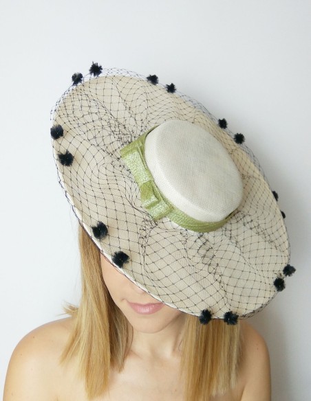 Pamela de invitada con lazo verde y velo negro. Pamela de invitada con lazo verde y velo negro.