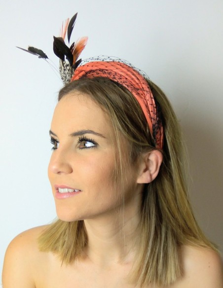 Diadema de invitada en color naranja con rejilla y plumas. Diadema de invitada en color naranja con rejilla y plumas.