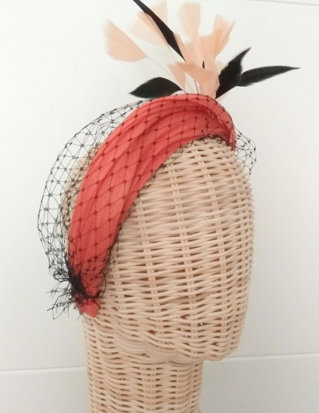 Diadema naranja de invitada con plumas de color negro. Diadema naranja de invitada con plumas de color negro.