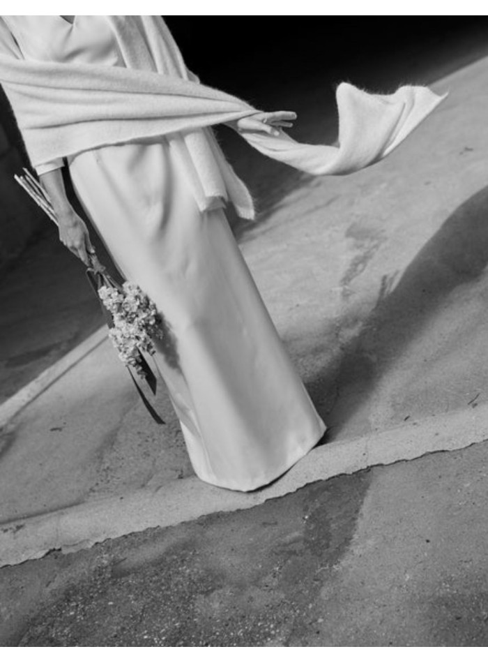 Long wedding dress with V-neckline