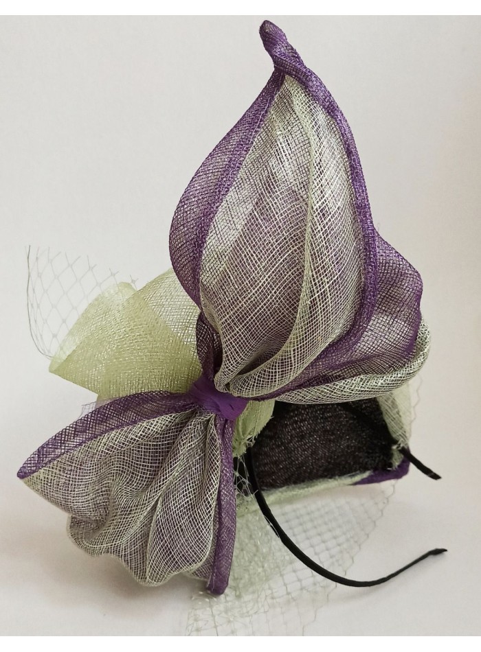 Tocado en verde y morado para eventos de día.