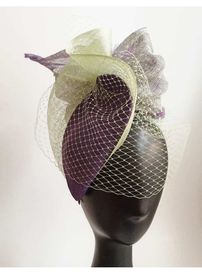 Tocado de invitada en morado y verde.
