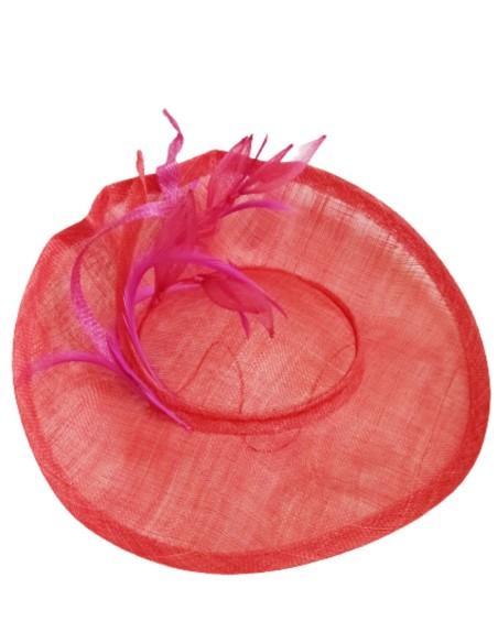 Tocado rojo con plumas para invitada.