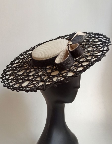 Bicolor pamela for guests in beige with raffia netting. Bicolor pamela for guests in beige with raffia netting.