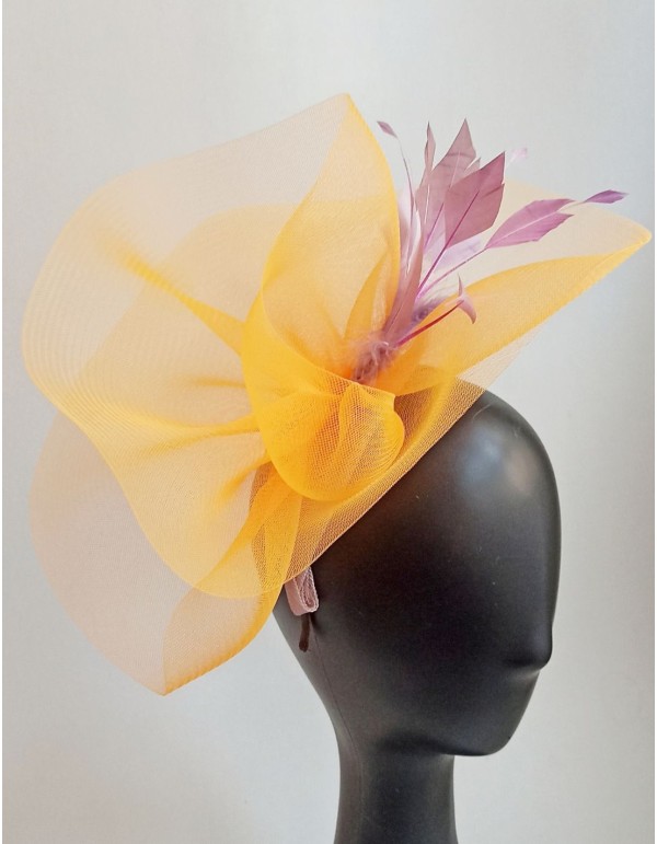 Tocado naranja con plumas para invitadas. 2