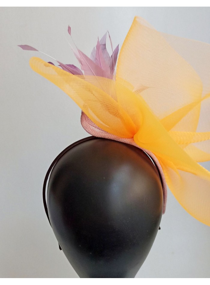 Tocado estilo diadema de invitada de día.