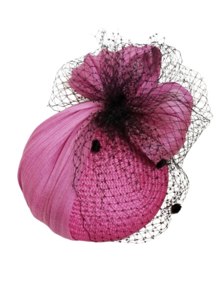 Tocado fucsia tipo casquete con rejilla. Tocado fucsia tipo casquete con rejilla.