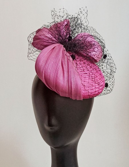 Tocado fucsia para eventos de día tipo casquete. Tocado fucsia para eventos de día tipo casquete.