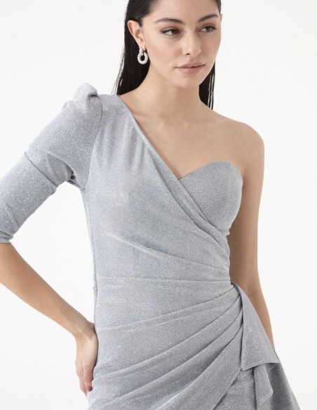 Vestido largo de fiesta plateado con escote asimetrico. Vestido largo de fiesta plateado con escote asimetrico.