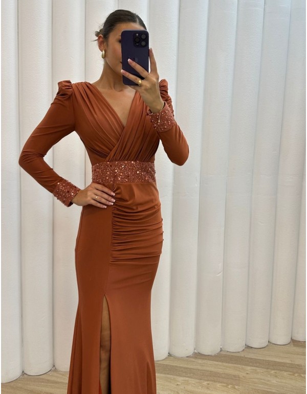Robe longue de fête avec encolure drapée et sequins