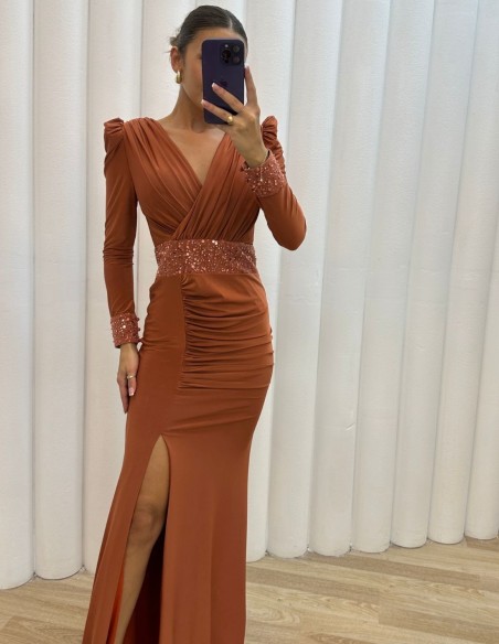 Vestido largo de fiesta con escote drapeado y lentejuelas