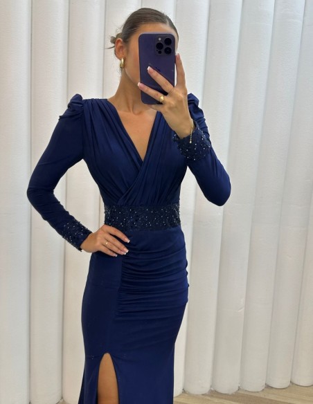 Robe longue de fête avec encolure drapée et sequins