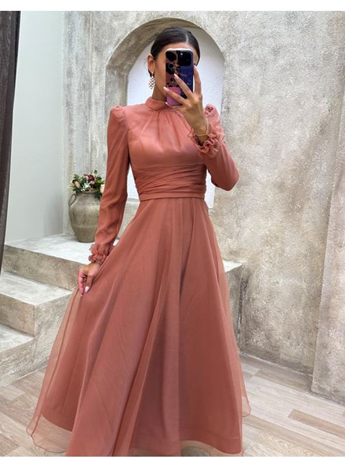 Robe de soirée midi avec jupe en tulle et encolure fermée