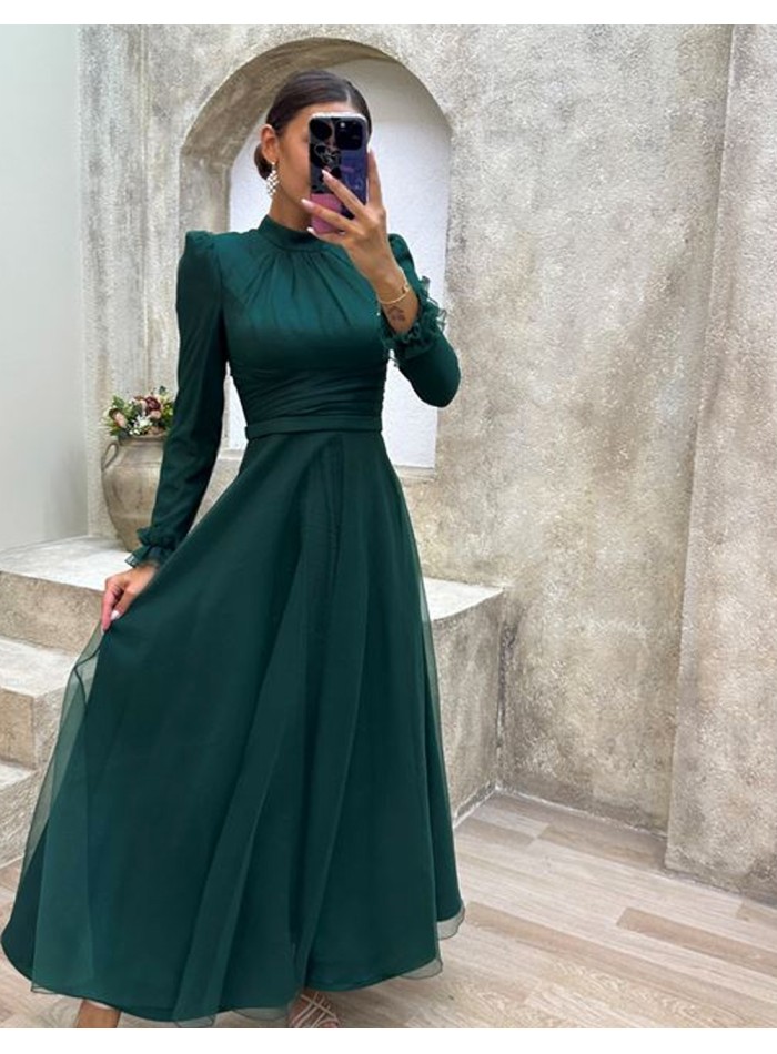 Robe de soirée midi avec jupe en tulle et encolure fermée