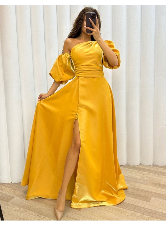 Robe longue satinée avec manches ballon