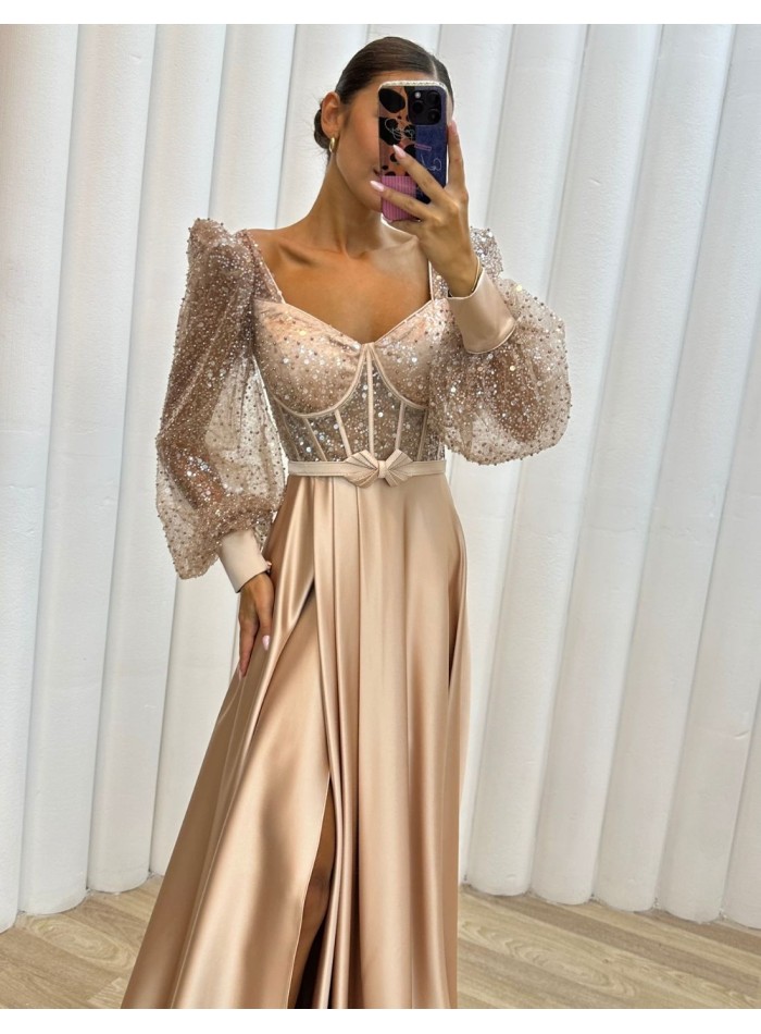 Robe longue satinée avec corset à paillettes