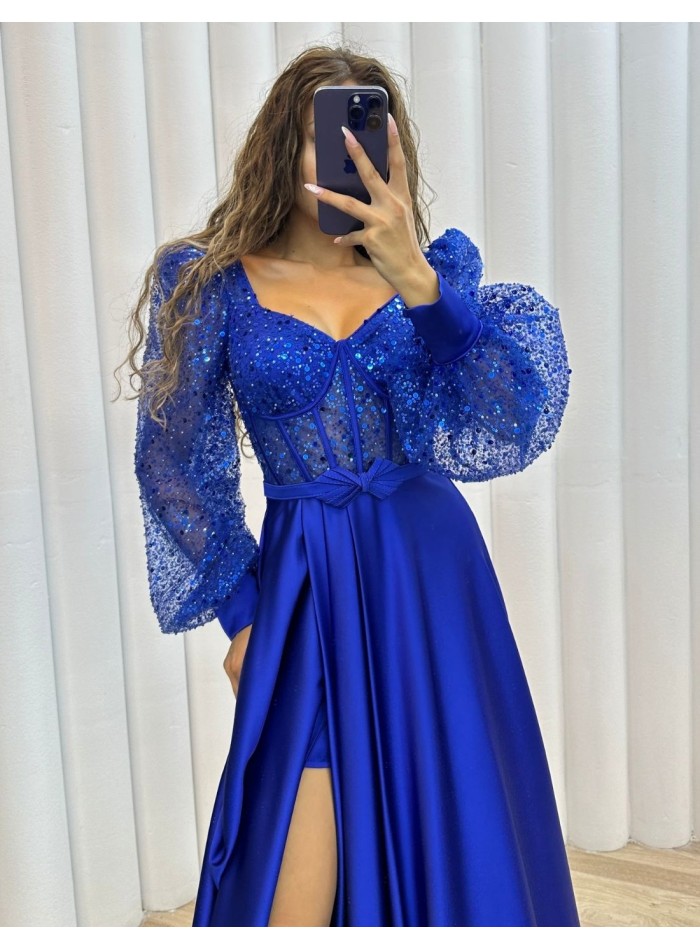 Robe longue satinée avec corset à paillettes