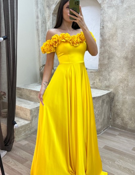 Robe de soirée à encolure bandeau fleurie