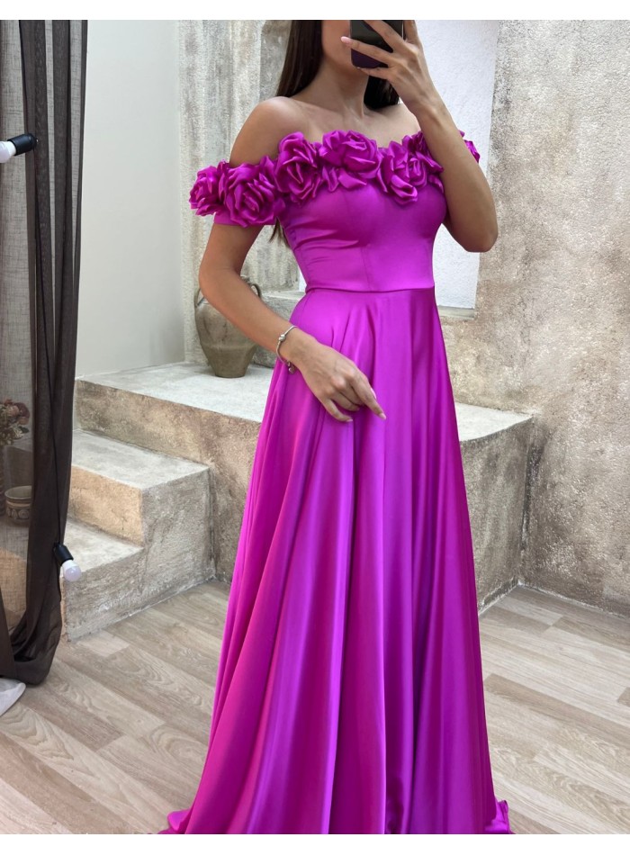 Robe de soirée à encolure bandeau fleurie