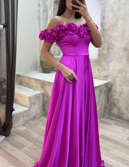 Robe de soirée à encolure bandeau fleurie