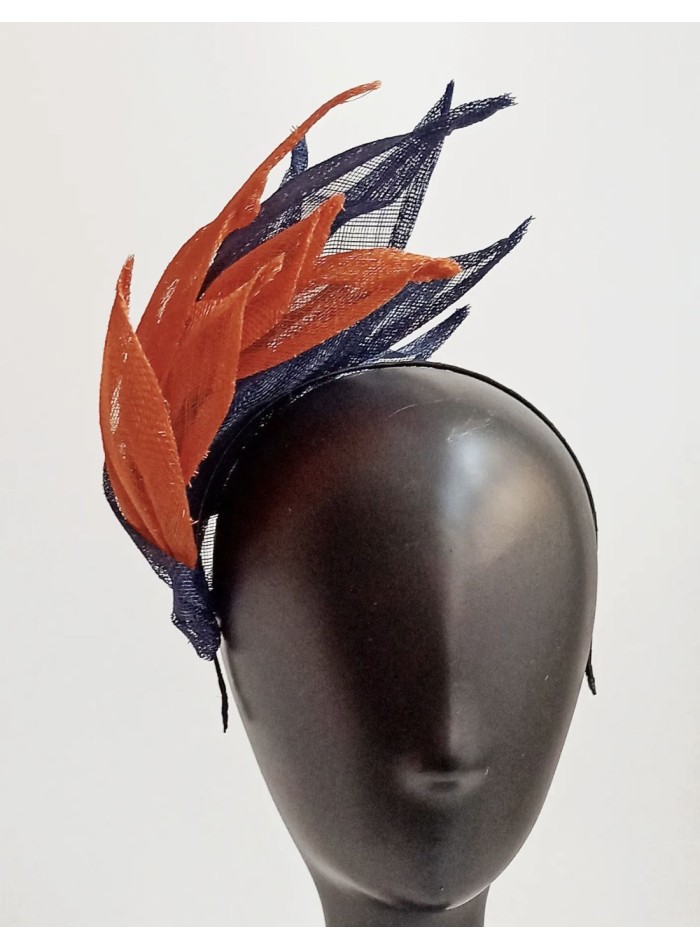 Tocado de rafia con hojas para invitadas elegantes.