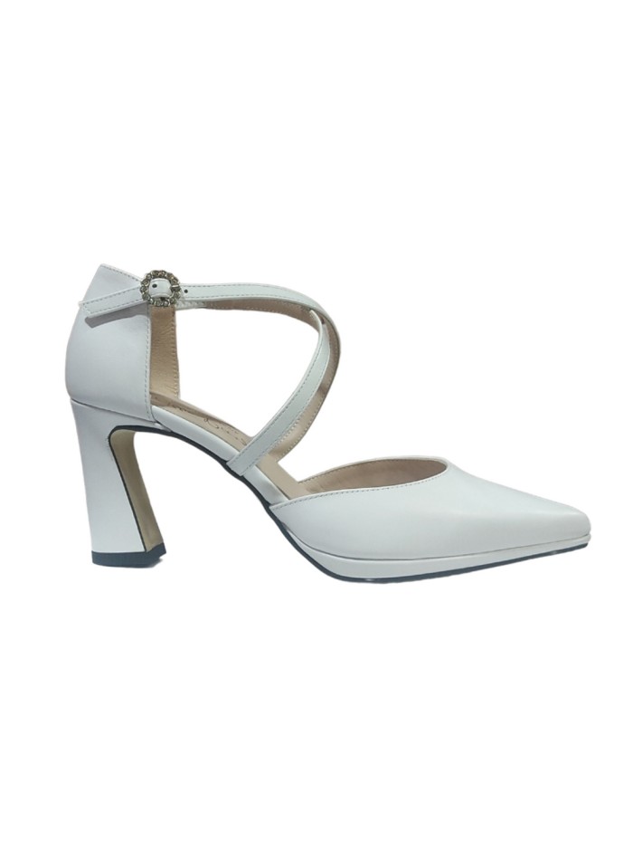 Heeled shoe with double strap and jewel closure white