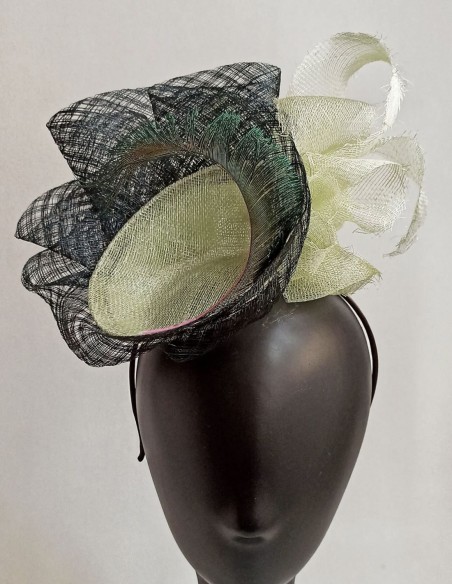 Diadema para invitada a eventos de día.