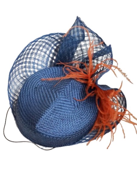 Tocado de invitada en color azul marino con plumas. Tocado de invitada en color azul marino con plumas.