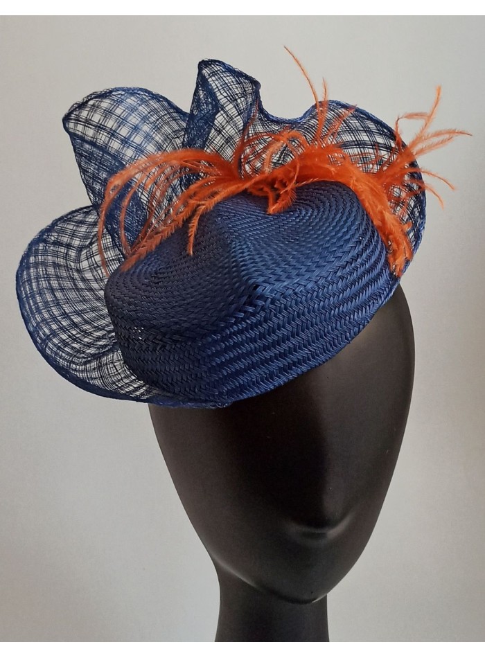 Tocado curvado hecho a mano con plumas naranjas.