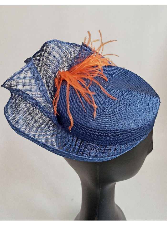 Tocado de invitada con ala en sinamay.