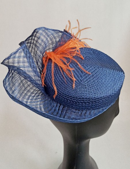 Tocado de invitada con ala en sinamay. Tocado de invitada con ala en sinamay.