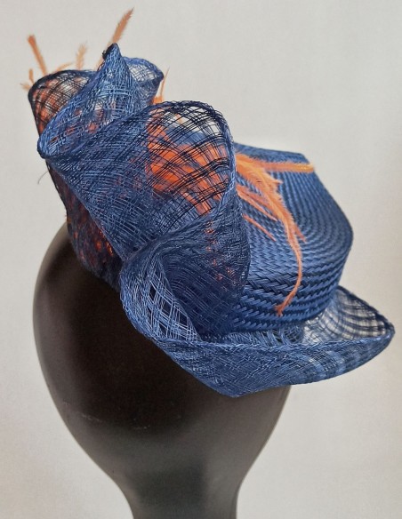 Tocado azul marino perfecto para eventos de día. Tocado azul marino perfecto para eventos de día.