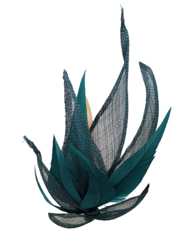 Diadema de rafia para invitadas.