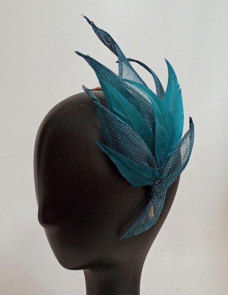 Diadema para invitada en color verde con plumas. Diadema para invitada en color verde con plumas.