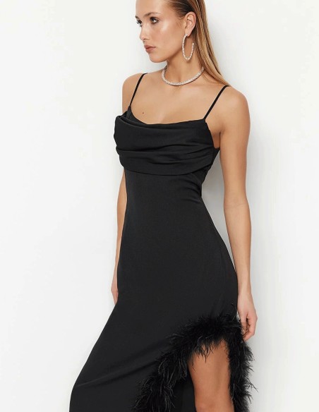Robe longue noire avec ouverture en plumes